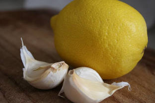 Garlic-lemon-tincture-an excellent helper in the treat-varicose-enlargement of the veins