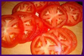 Tomatoes will help relieve pain and heaviness in the legs with varicose veins